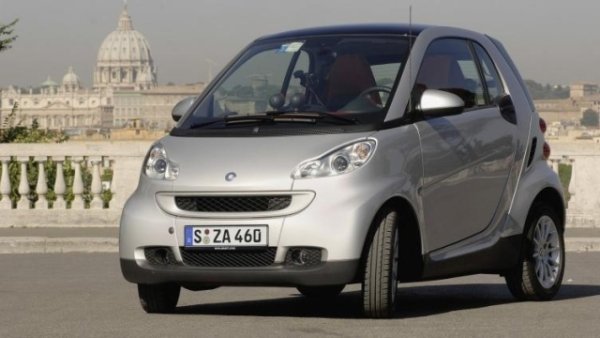 Той излезе от призводство през пролетта на 2024 г. и скоро ще бъде заменен от Smart#2. Smart Fortwo остава един от най-емблематичните модели в новата автомобилна история. Идентификаторът на най-търсената версия ни връща десет години назад (средната възраст е 9,68 години ) - към момента на предаването на щафетата между второто (идентифицирано с акронима W451 ) и третото поколение ( W453 ). 

С края на дизеловите двигатели изборът може да падне само върху един от трите атмосферни 1,0-литрови: 61 (в най-новата версия от 2015 г.) или 71 к.с.  Както и върху 898-кубиков турбо (0,9 литра) с 90 коня. Всички споменати мотори могат да се комбинират с петстепенна механична скоростна или шестстепенна автоматична скоростна кутия с двоен съединител. На пазара на употребявани автомобили средната цена, посочена за този модел, е 10 507 евро  с приблизителен среден пробег от 83 050 км.